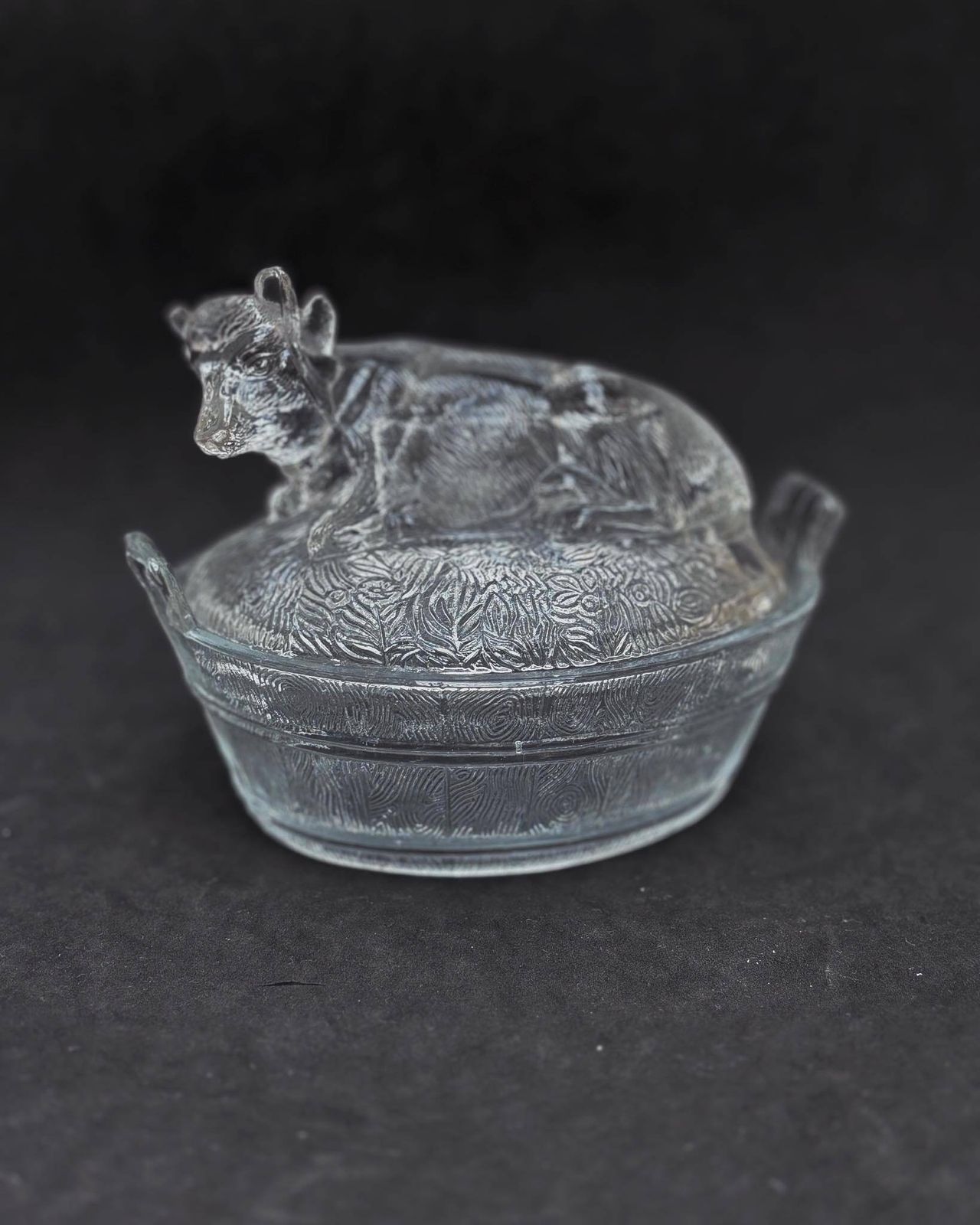 Botervloot Van Geperst Glas Met Koeiendeksel – Vintage Keukendecoratie