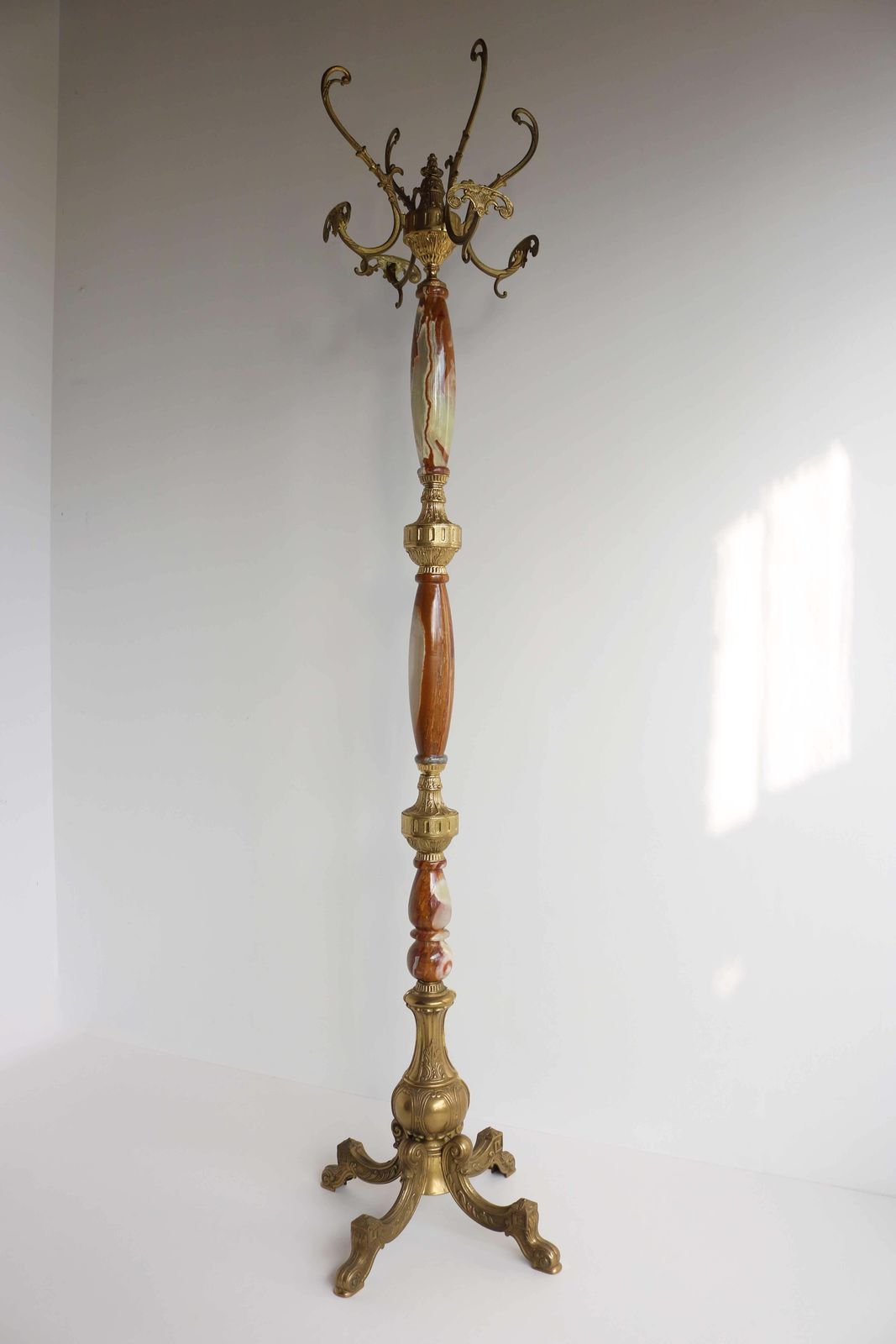 photo for sale Italiaanse Sierstijl Kapstok In Messing En Onyx Marmer, Ca. Jaren 1950
