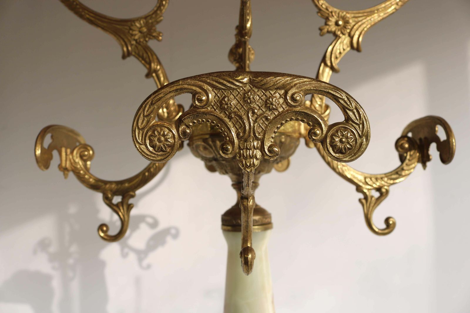 Italian Ornate Antique Brass & Onyx Round Marble Coat Hat Rack Hall Tree 1950s photo vinterior