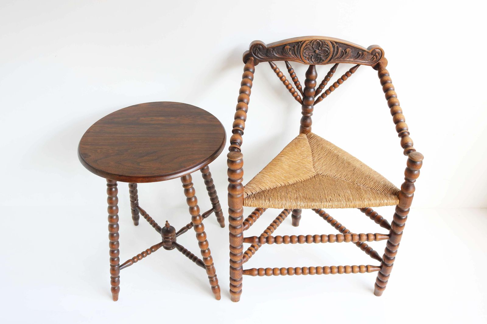 Antieke Set – Nederlandse Driehoekige Bobbin Hoekstoel Met Biezen Zitting En Bijzettafel photo 2256.0