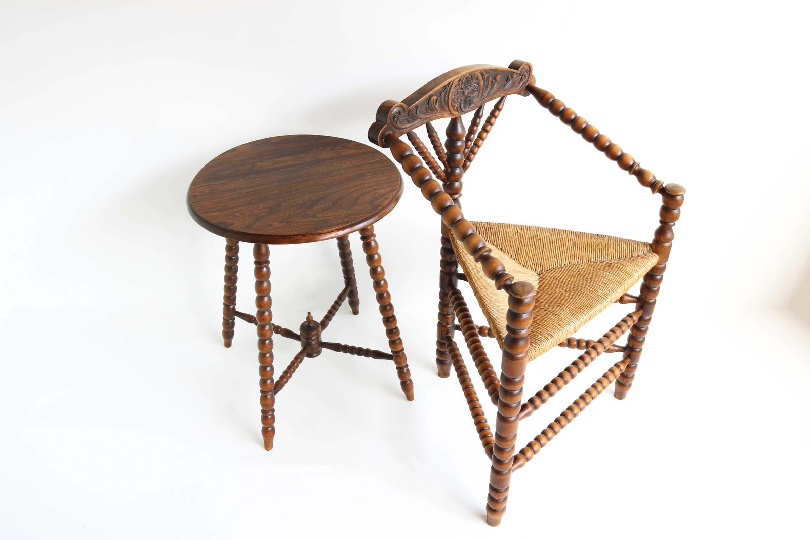 Meubels Antieke Set – Nederlandse Driehoekige Bobbin Hoekstoel Met Biezen Zitting En Bijzettafel photo