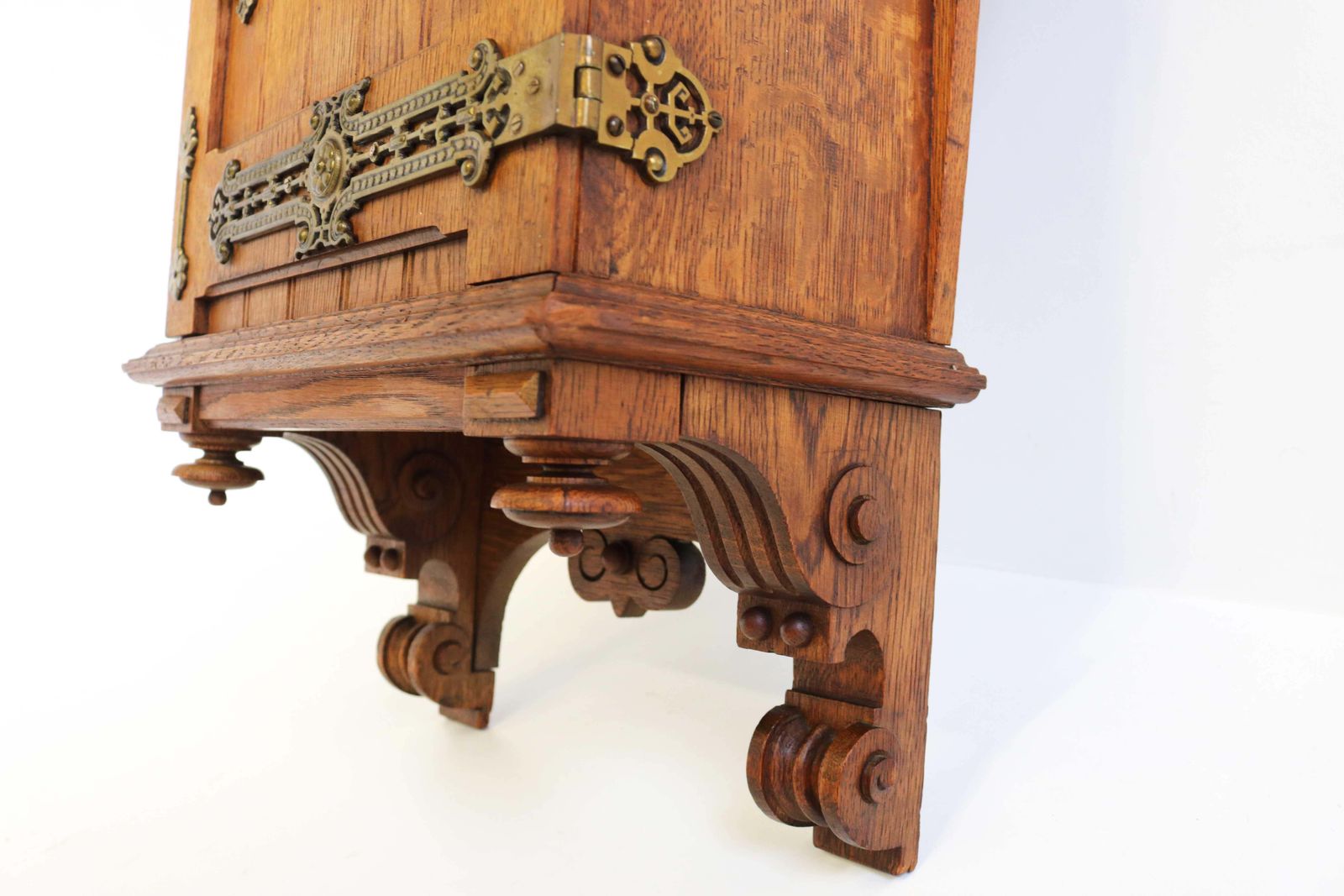 photo furniture Antiek Arts And Crafts Handgesneden Klein Wandkastje Europees Eiken Messing, Jaren 1900
