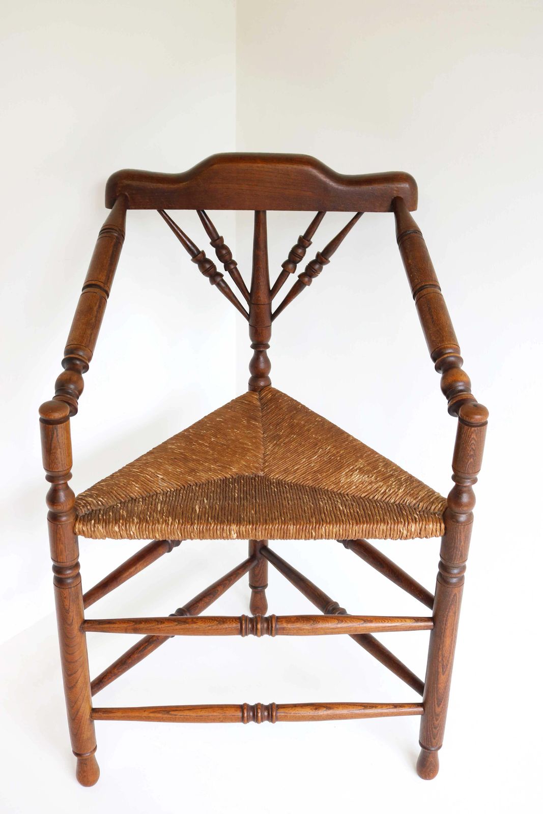 Antieke Edwardiaanse Stijl Driehoekige Hoekstoel Met Biezen Zitting – Breierstoel Ca. 1900 photo furniture