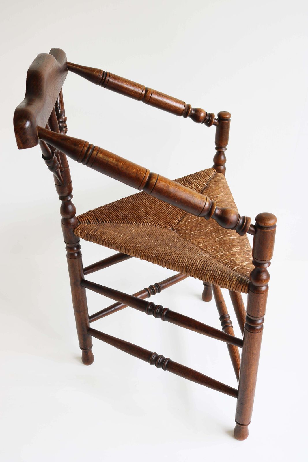 Antieke Edwardiaanse Stijl Driehoekige Hoekstoel Met Biezen Zitting – Breierstoel Ca. 1900 photo vintage