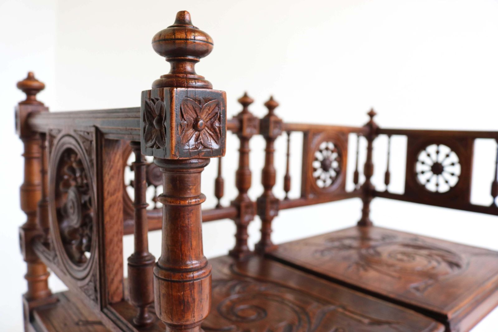 Set Antieke 19e Eeuwse Franse Hoekstoelen – Breton Bretagne Renaissance Eiken photo for sale