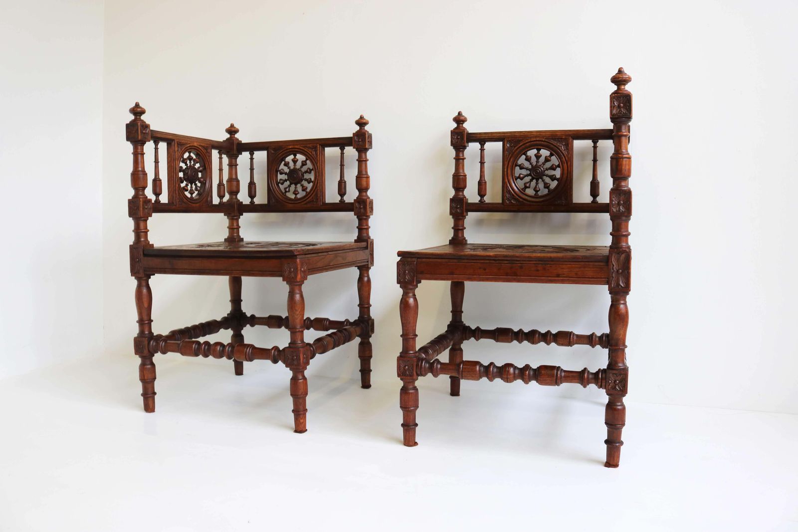 photo furniture Set Antieke 19e Eeuwse Franse Hoekstoelen – Breton Bretagne Renaissance Eiken