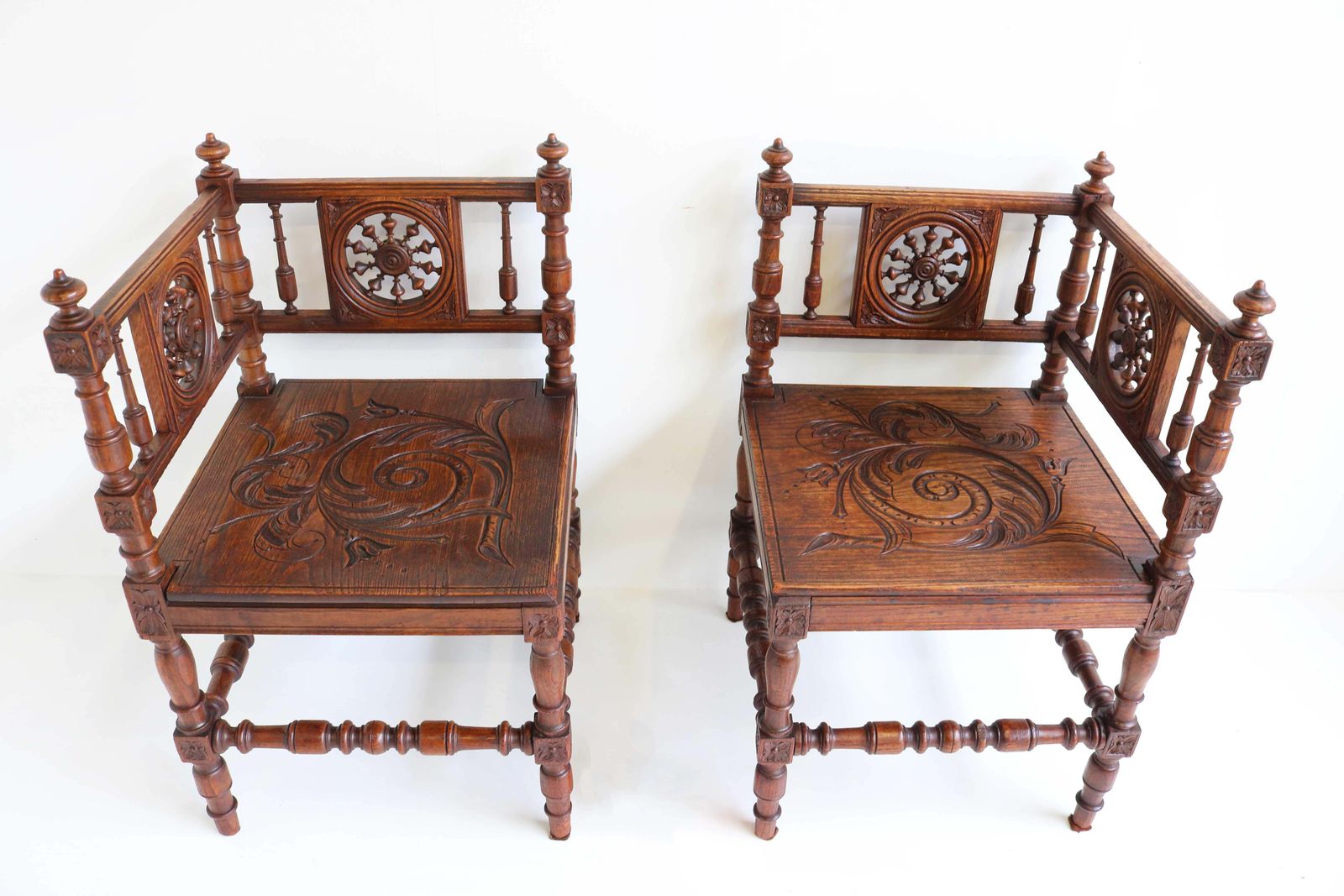 photo for sale Set Antieke 19e Eeuwse Franse Hoekstoelen – Breton Bretagne Renaissance Eiken