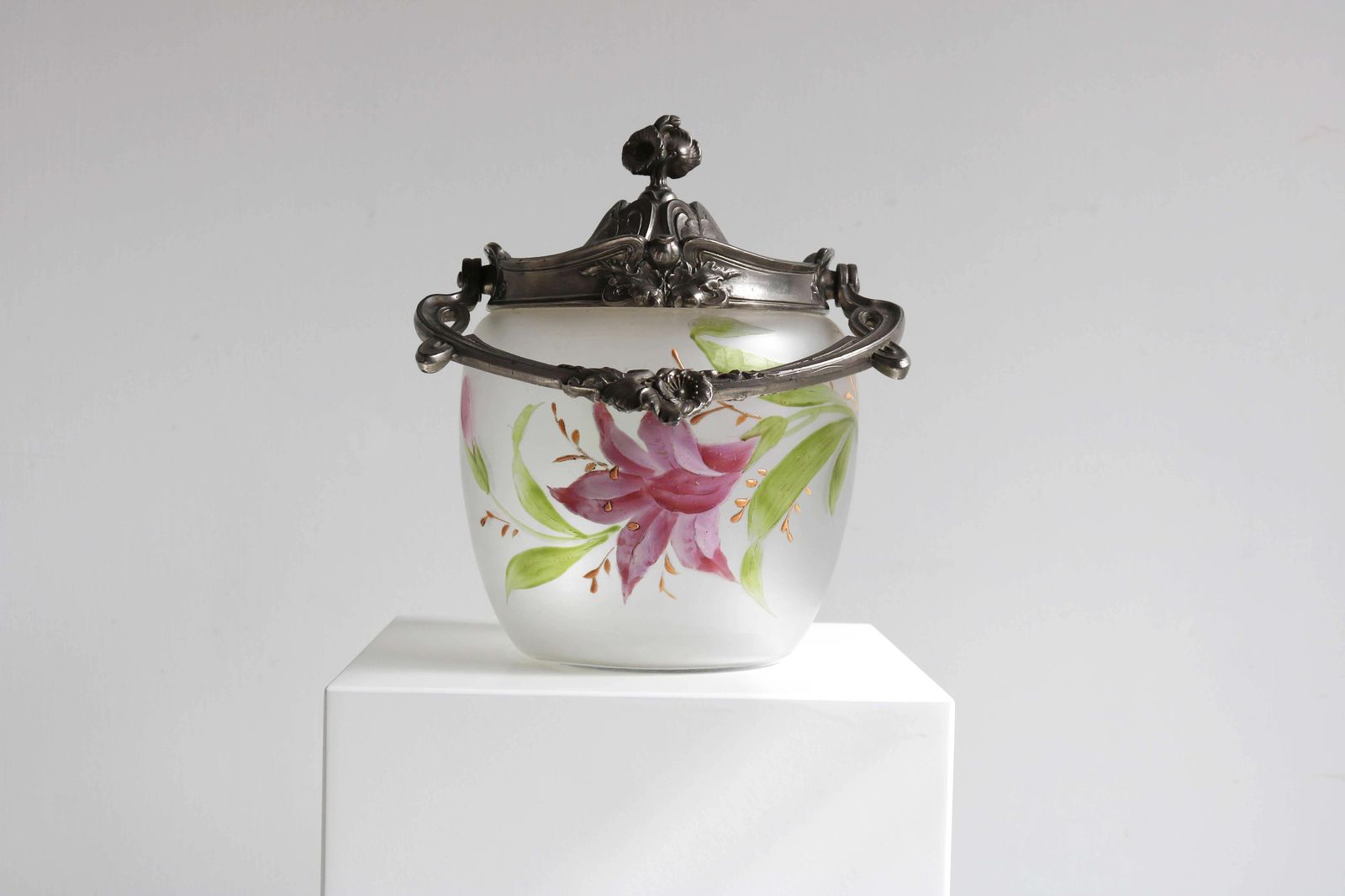 Antiek Floraal Handgeschilderd Geëmailleerd Glazen Biscuitblik, Art Nouveau, Frankrijk photo Woonaccessoires