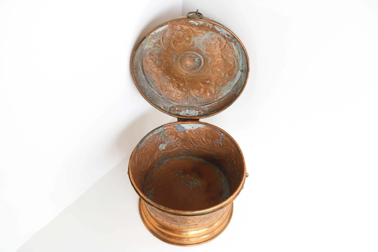 photo vinterior Gedecoreerde Antieke Nederlandse Koperen Schaal / Pot Met Deksel, 18e Eeuw, Gedateerd 1750