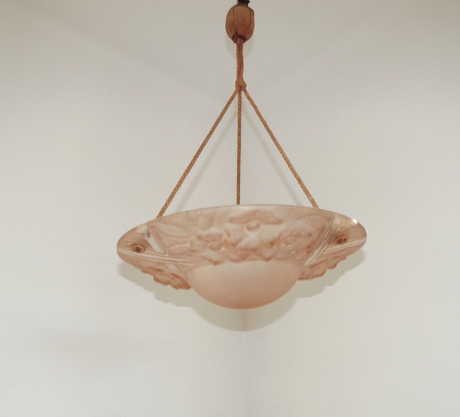 photo for sale Franse Art Deco plafondlamp met roze glas en bloemmotief, gestempeld S.E.V.B.A