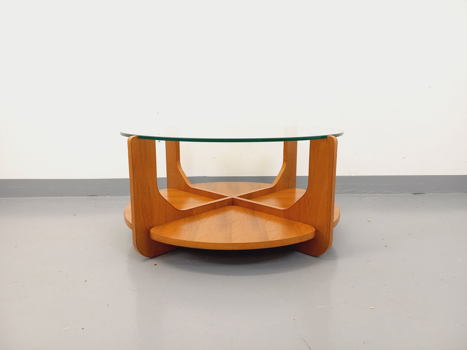photo vinterior Hugues Poignant Round Coffee Table In Teak And Glass