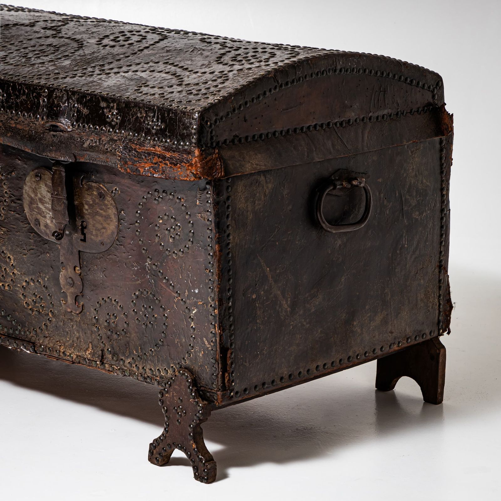 Dome Lid Chest, Italy, Early 18th Century, Walnut With Leather Covering photo vinterior