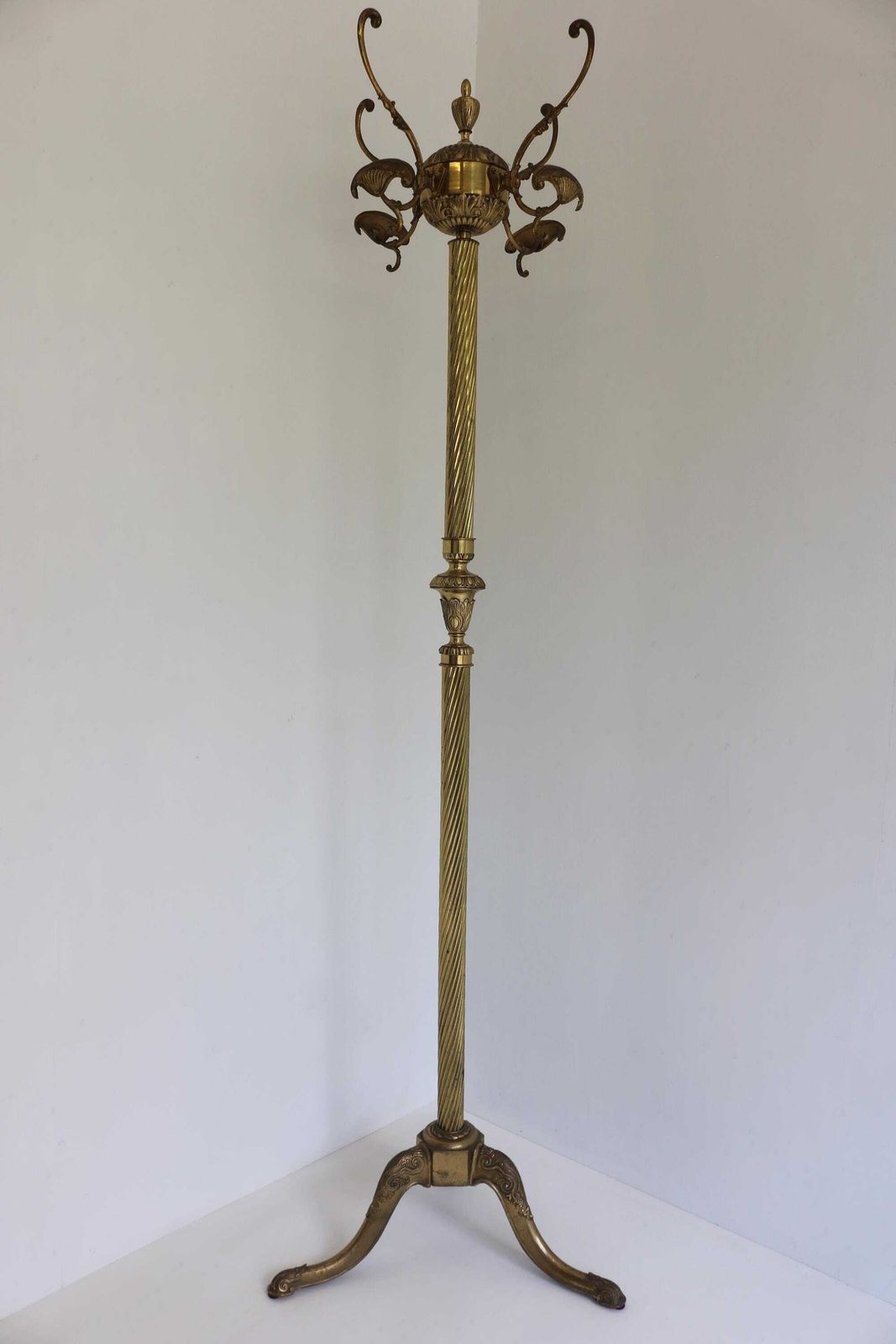 Mid Century Sierlijke Vrijstaande Messing Kapstok – Italiaanse Vintage Gouden Kapstok Uit De Jaren 1960, Antiekstijl Met Gedraaide Kolom photo buy