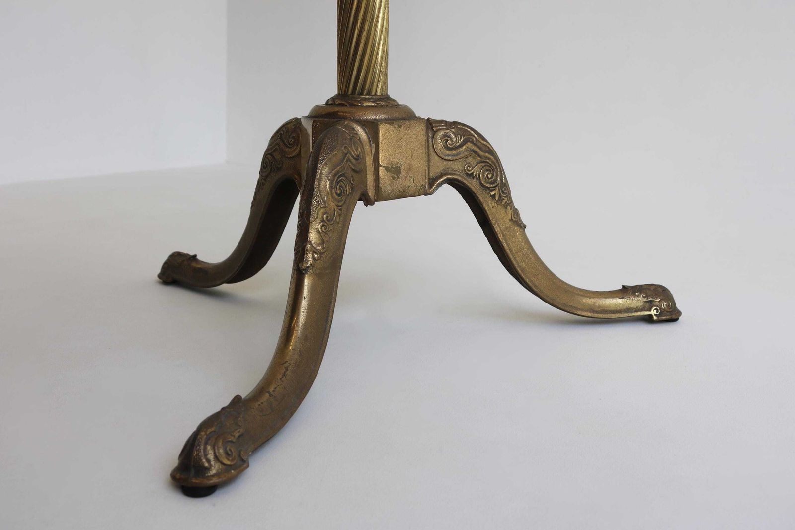 photo furniture Mid Century Sierlijke Vrijstaande Messing Kapstok – Italiaanse Vintage Gouden Kapstok Uit De Jaren 1960, Antiekstijl Met Gedraaide Kolom