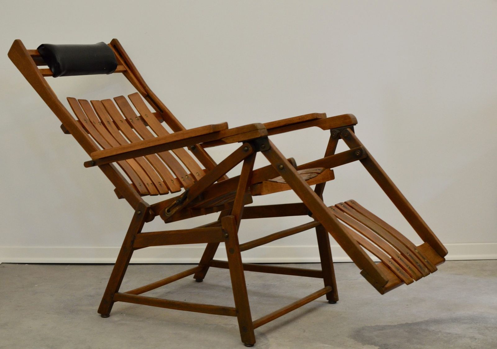 Exclusive: Siesta Medizinal By Hans And Wassili Luckhardt For Thonet, 1930s photo furniture