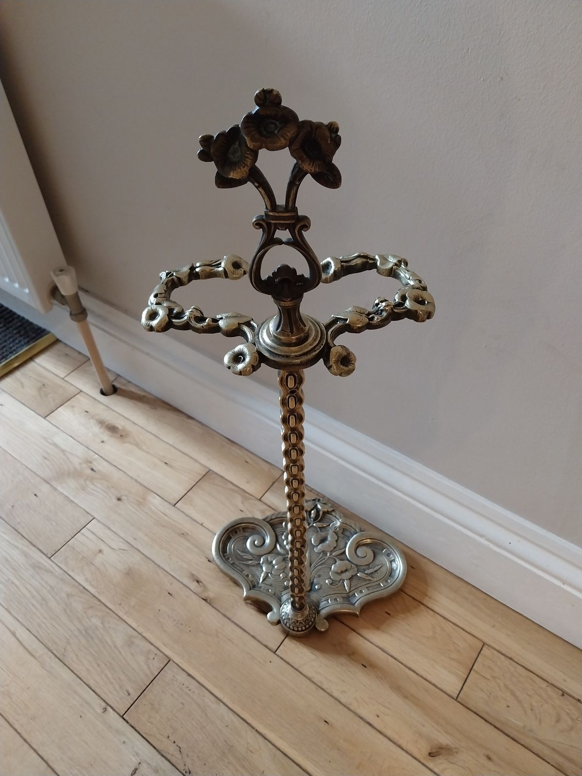 19th Century French Brass Aesthetic Stick Stand. photo vinterior