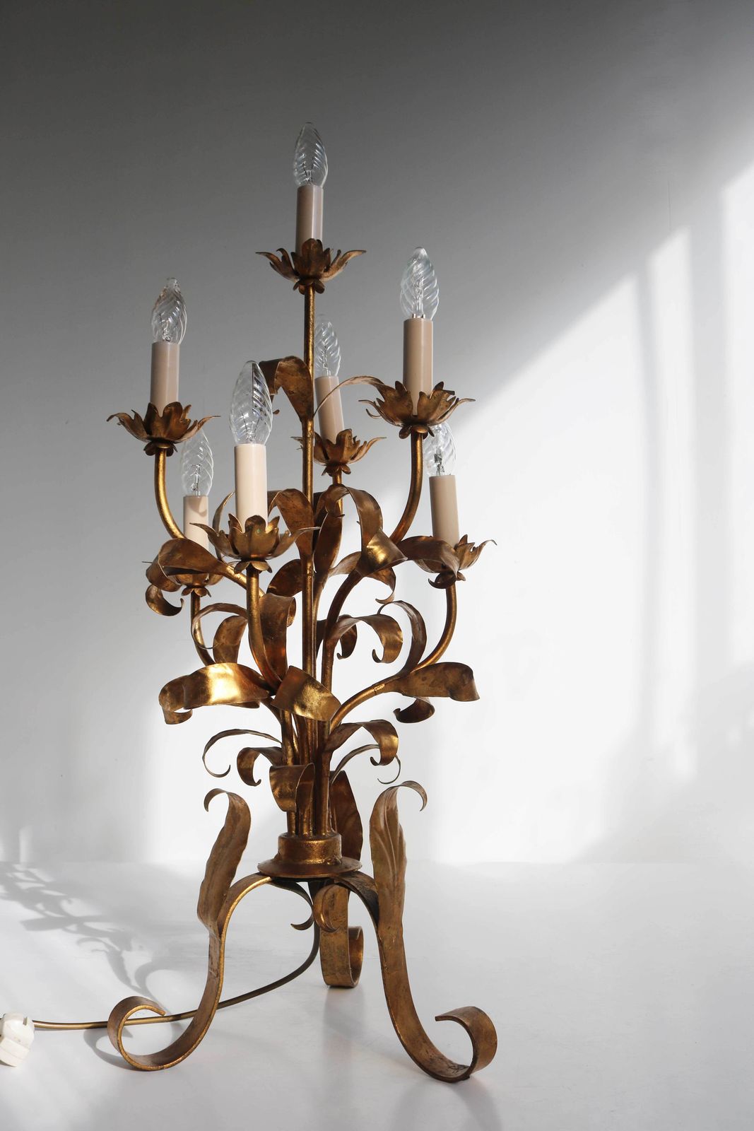 Gilded Metal Italian Tole Florentine Hand Crafted Floral Table Or Floor Lamp Attributed Hans Kögl, Germany 1970 Candelabra Hollywood Regency photo vintage