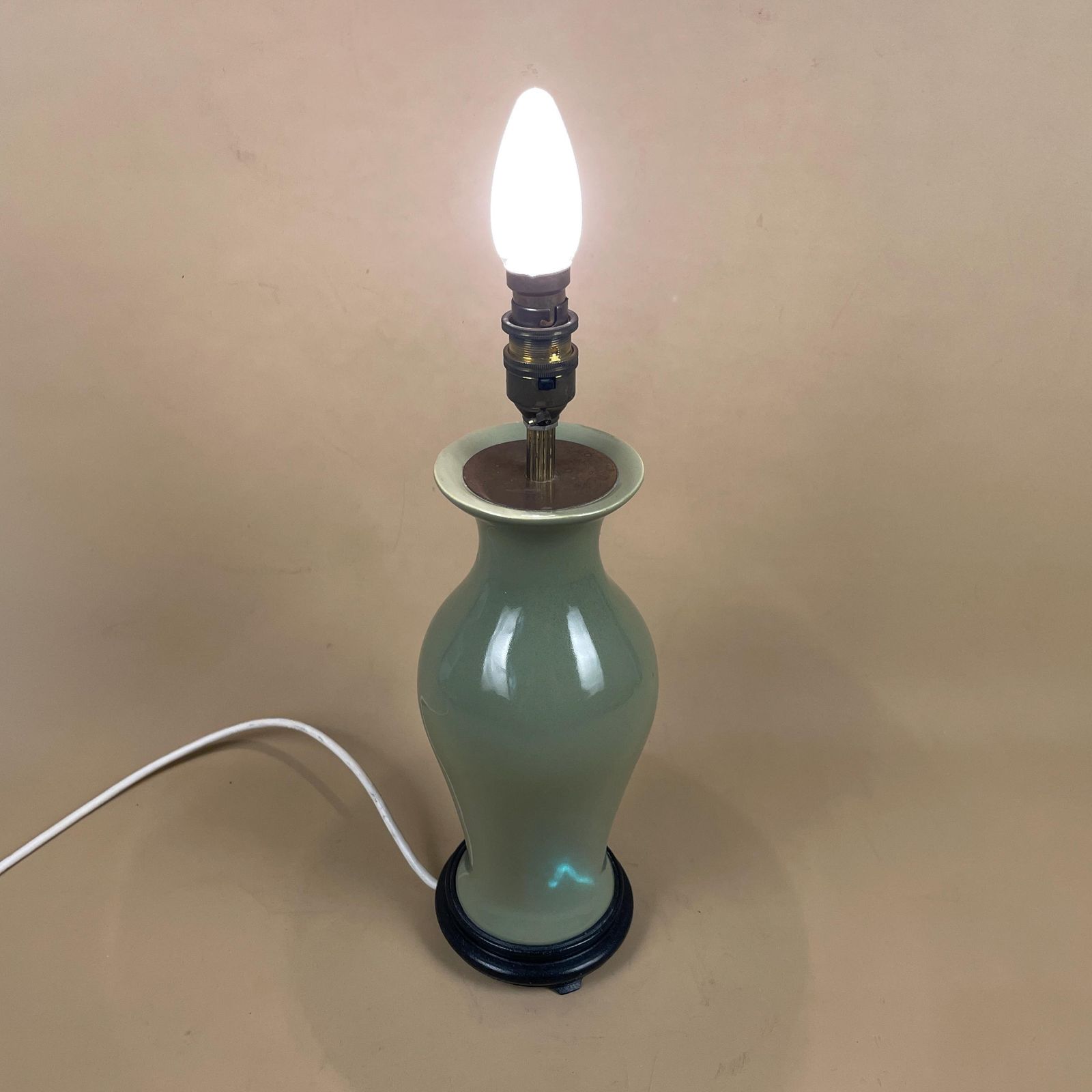 photo furniture Vintage Ceramic Lamp Light Bedside Table Wood Base Oriental Vase Green Antique Brass Gold Metal Trims Classic Medium
