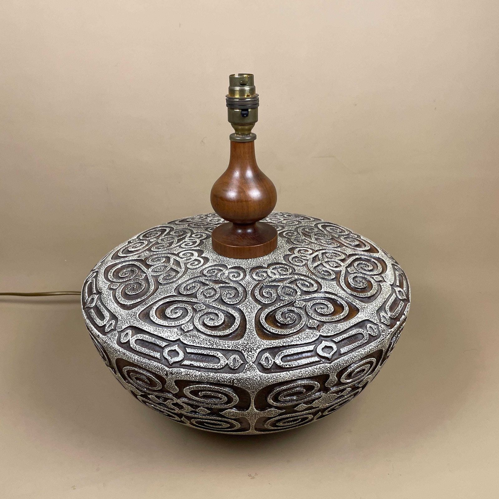 Vintage Ceramic Patterned Brown Pottery Lamp Bedside Table Light Vase Retro Cottage Antique Pattern Wooden Large Wood Statement Classic photo furniture