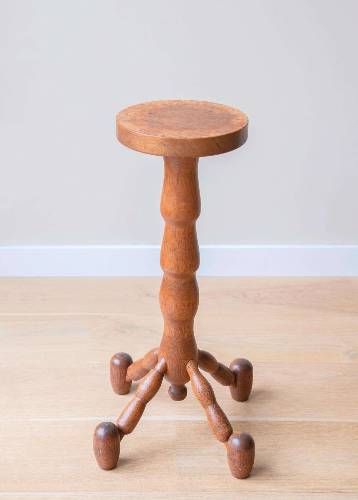 Vintage Plantenstandaard, Handgesneden Voetstuk, Eiken Houten Driepootje, Hoge Plantenstandaard, Jaren 1950 Ontwerp, Mid Century Modern photo Woonaccessoires