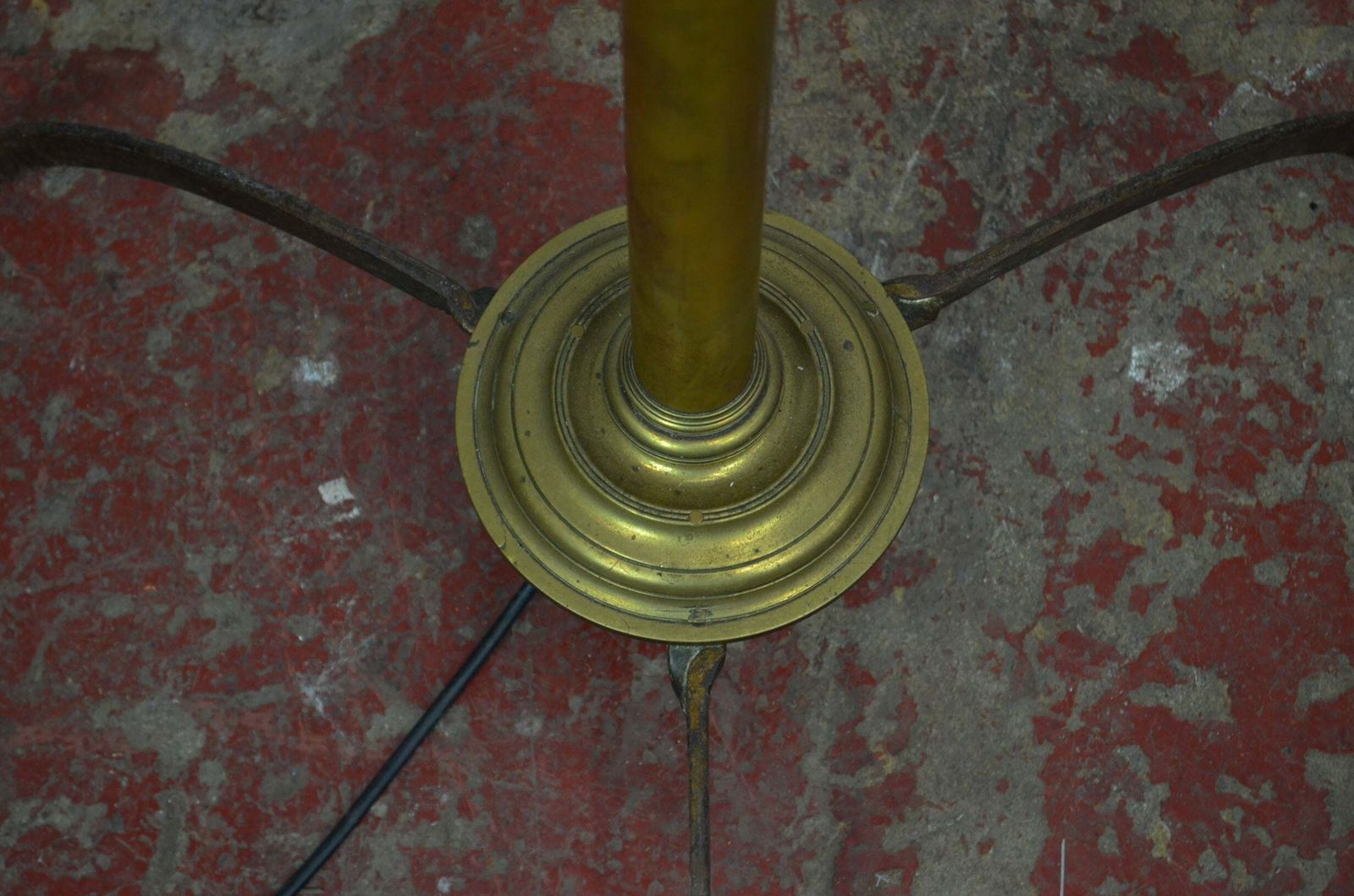 An Edwardian Brass & Iron Telescopic Standard Lamp photo for sale
