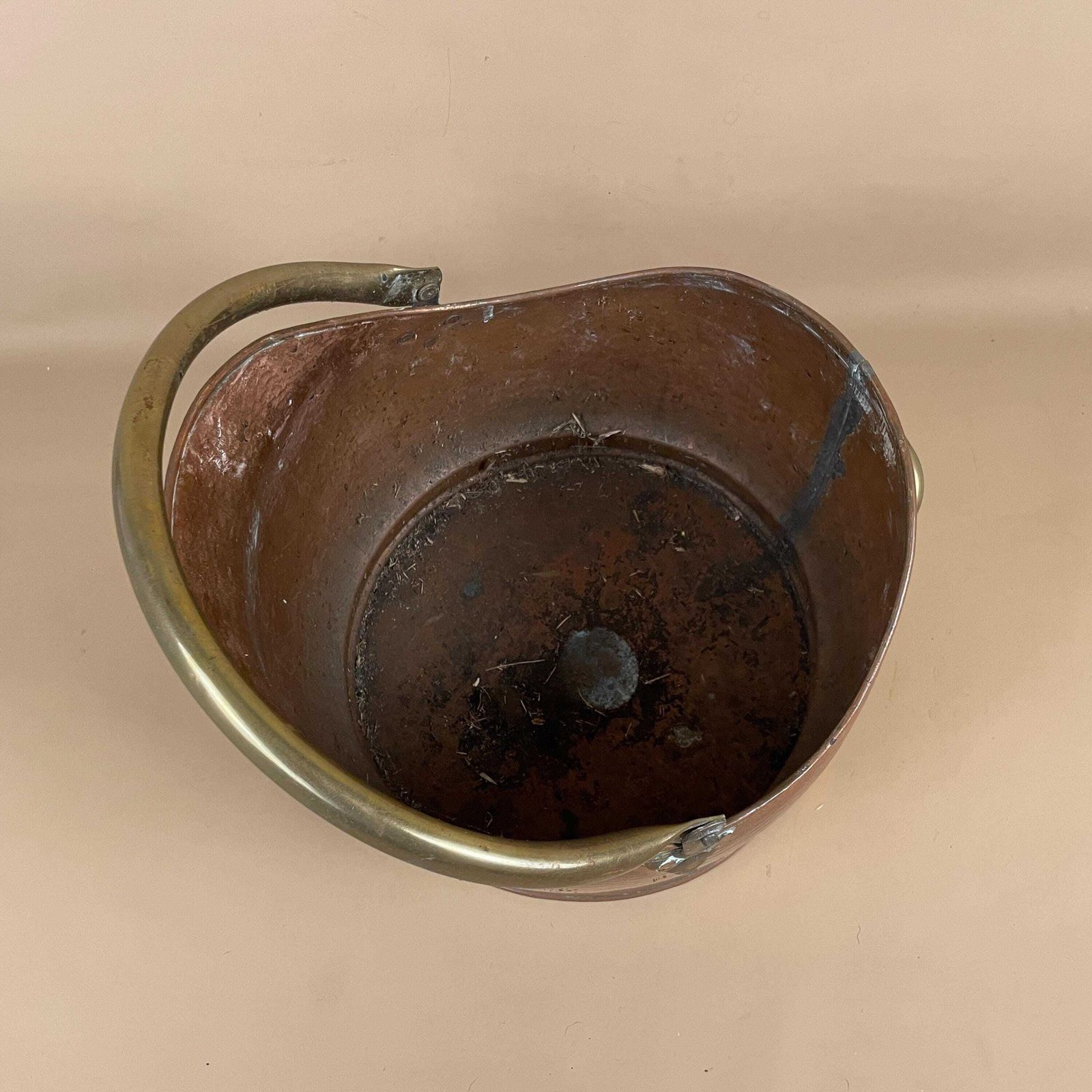 Antique Metal Copper Coal Bucket Handle Fireside Fire Side Scuttle Helmet Farmhouse Cottage Brass Gold Vintage Fireplace Hammered Pattern photo vintage