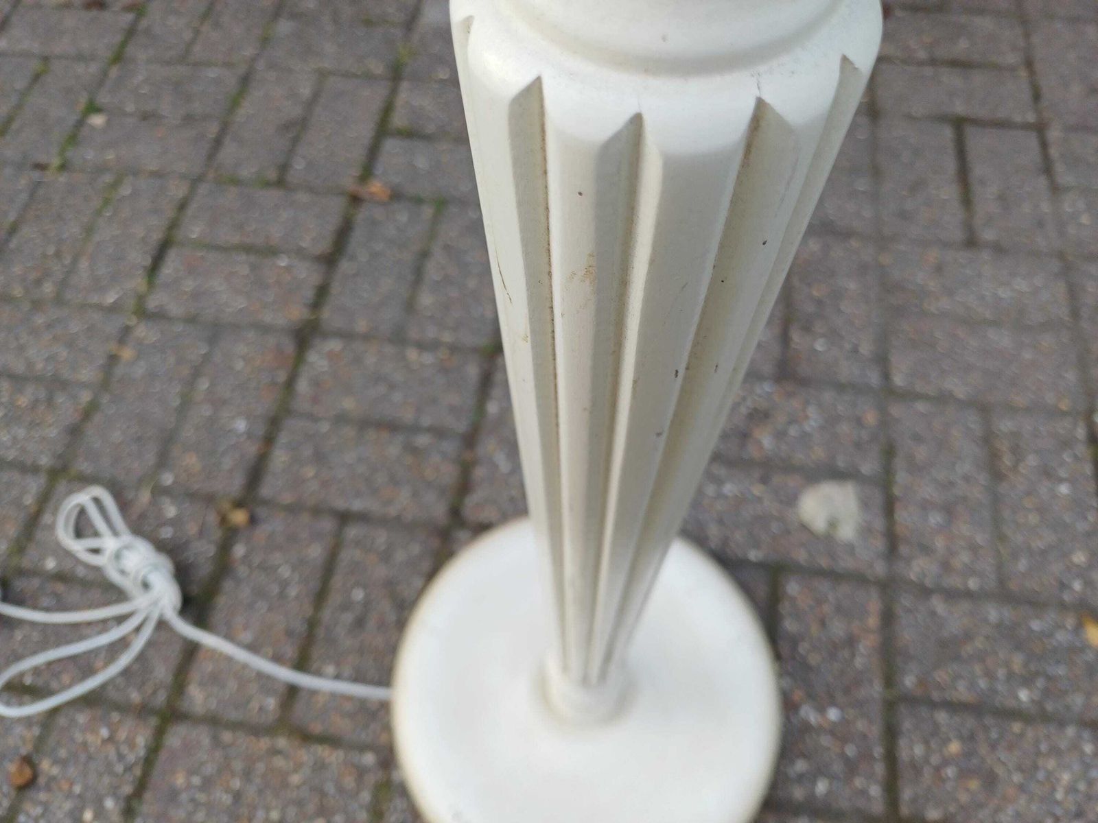 Vintage Painted Beech Floor Lamp – Mid Century Turned & Fluted Standard Lamp, Cream Shabby Chic Cottagecore Retro Home Lighting, Working photo vinterior