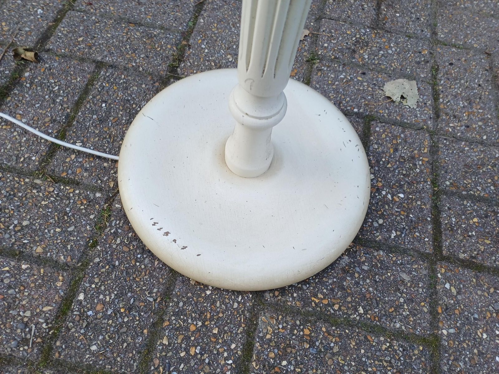 Vintage Painted Beech Floor Lamp – Mid Century Turned & Fluted Standard Lamp, Cream Shabby Chic Cottagecore Retro Home Lighting, Working photo vintage