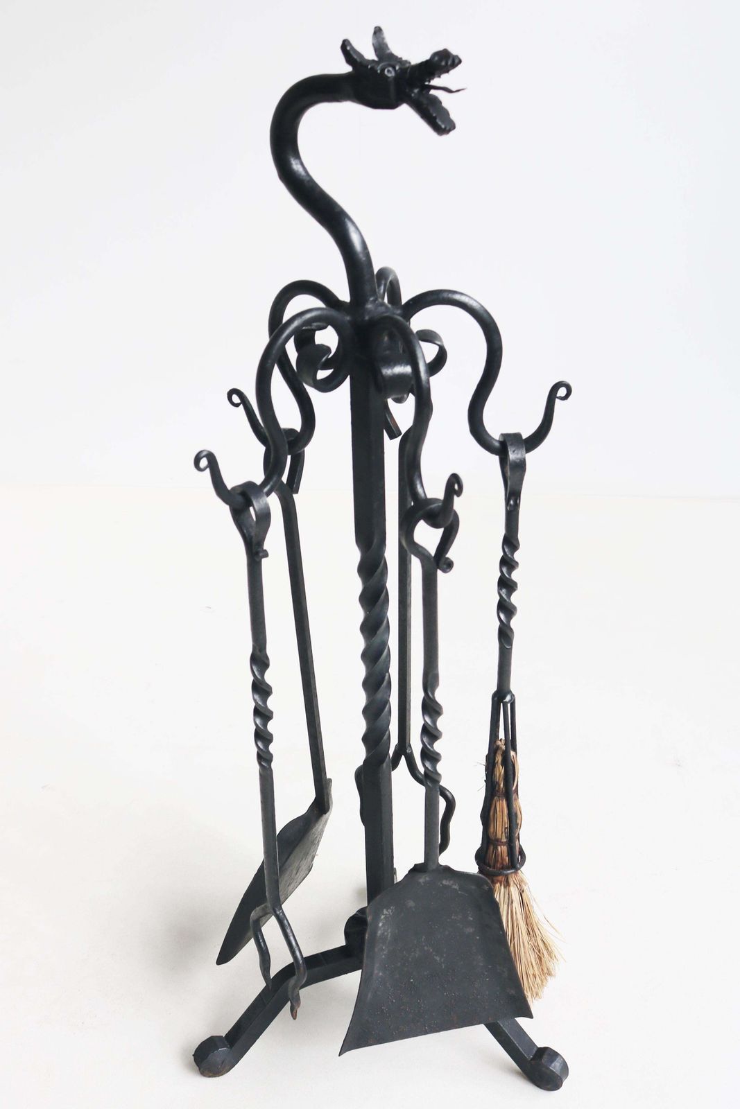 Spaans Gotisch Revival Haardgereedschapset – Gesmeed Ijzer Met Draak – Ca. 1920, Handgesmeed photo vinterior