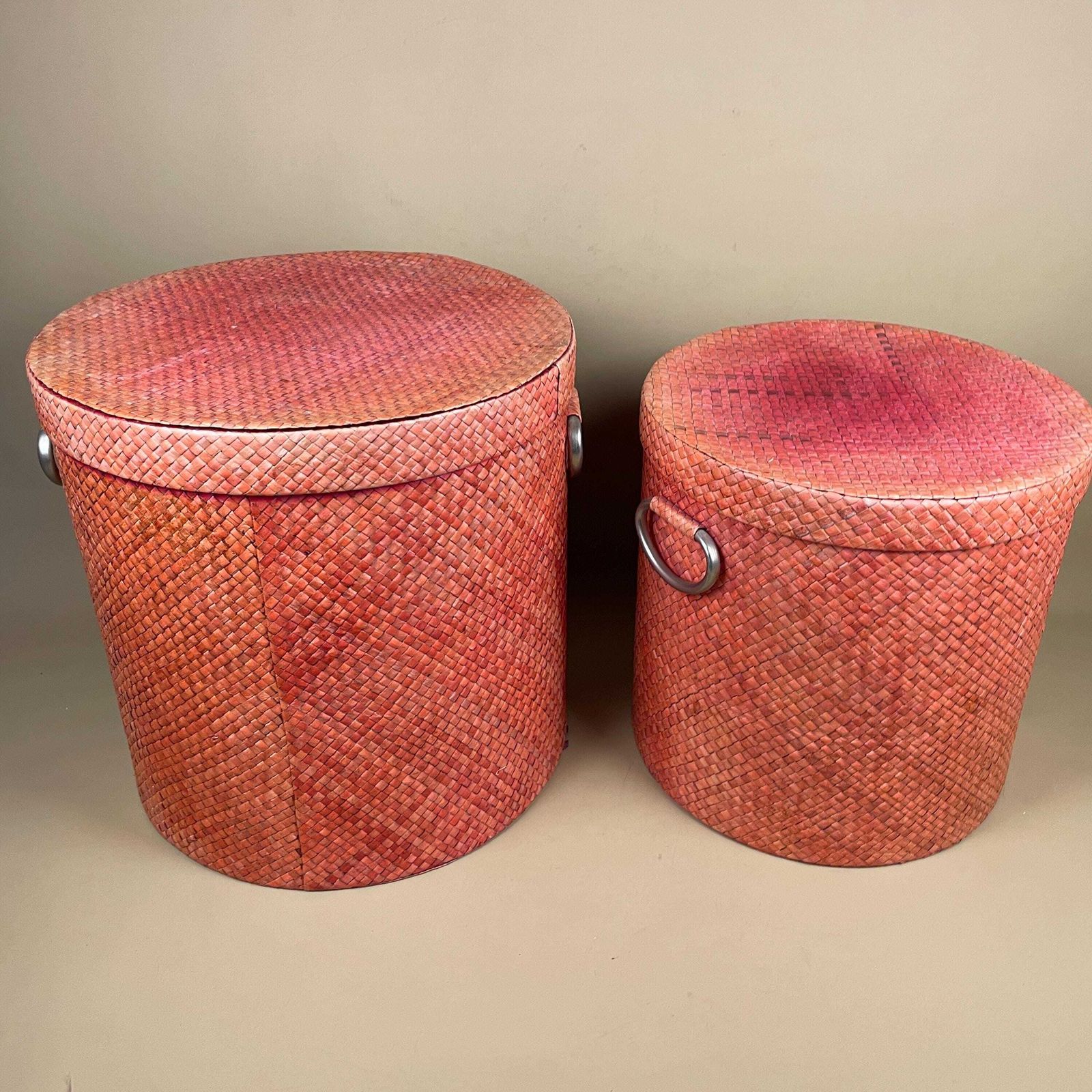 photo furniture Set Of 3 Pink Vintage Round Baskets Woven Wicker Cylinder Storage Farmhouse Cottage Decor Laundry Cane Wood Lidded Lid Silver Handles Toys