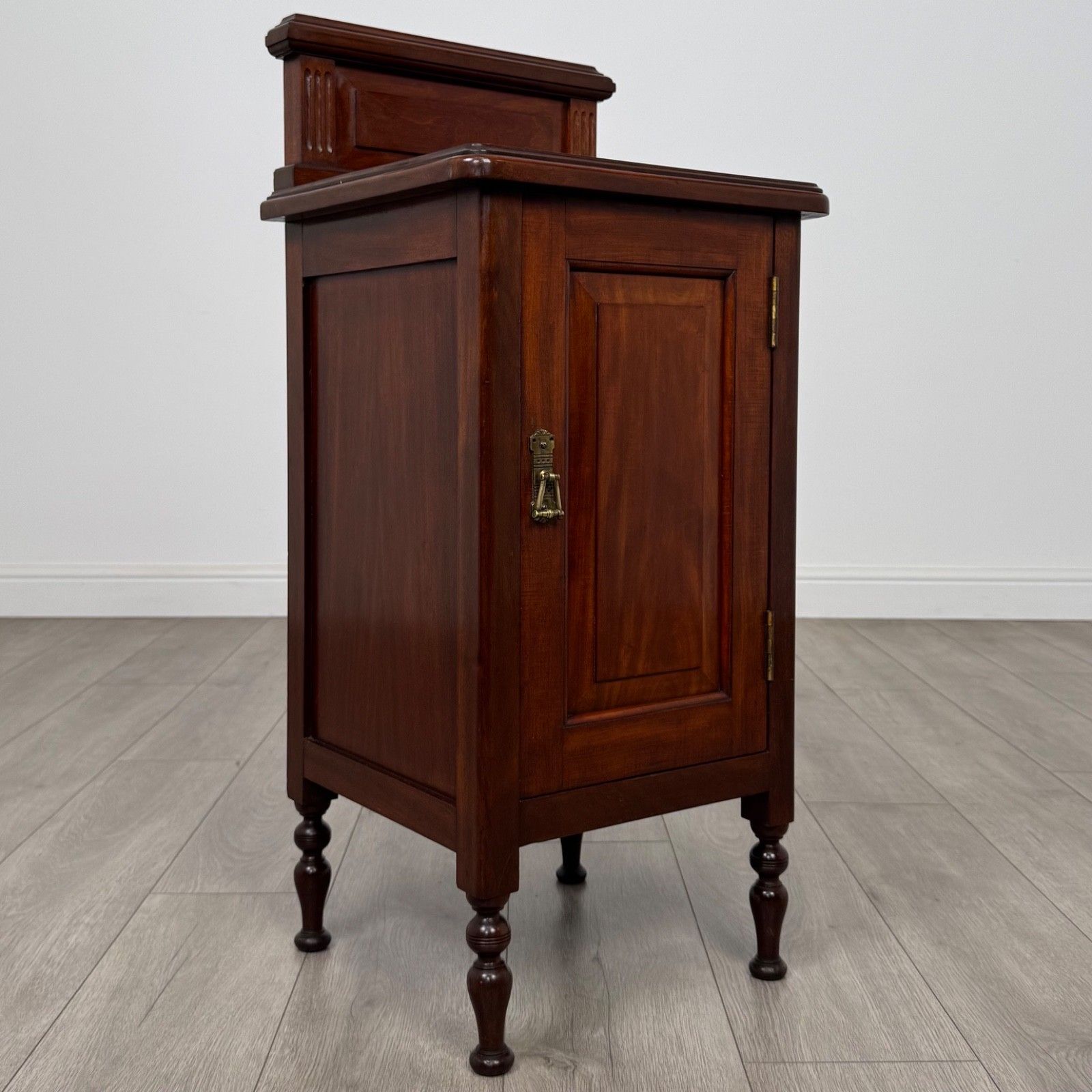 photo furniture Antique 19th Century Good Quality Pot Cupboard In Mahogany