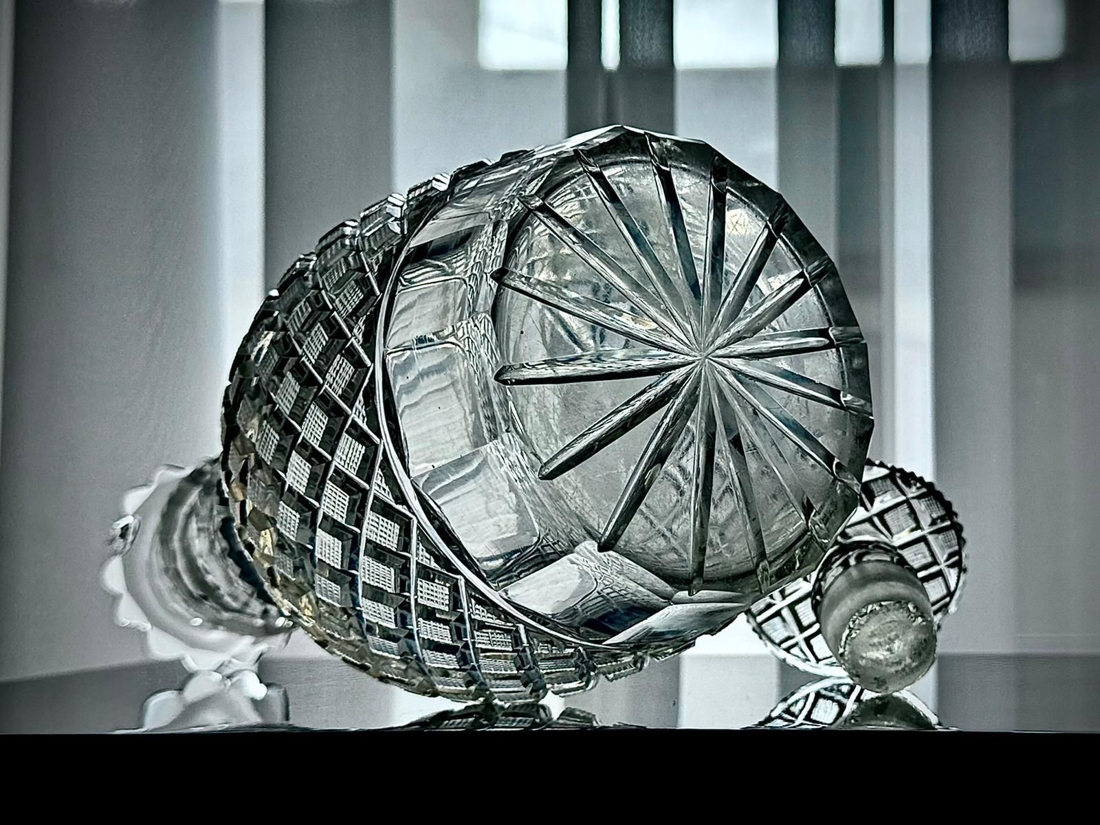photo vintage Georgian Hand Cut Glass Decanter, Strawberry Diamond & Fluted Design, C.1820–1835