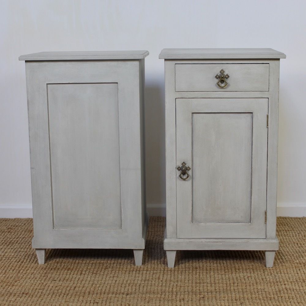 936.0 Pair Of Continental Bedside Cabinets photo