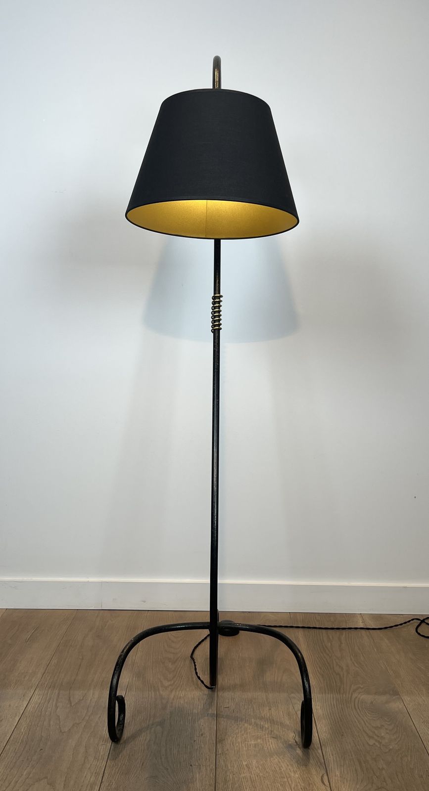 Designer Parquet Floor Lamp In Black Lacquered Metal And Brass In The Style Of Jean Royère photo 2950.0
