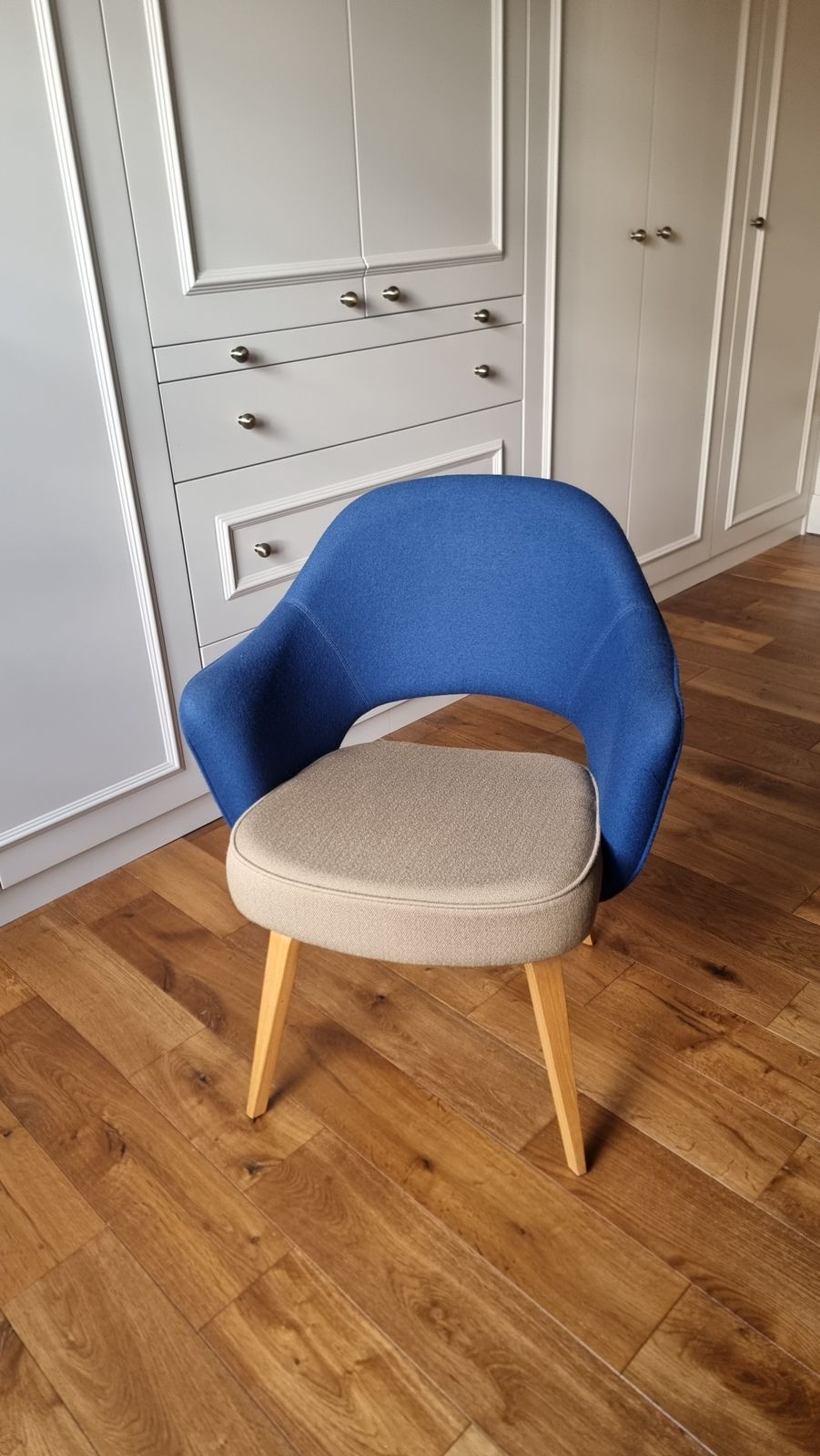 2015 Designer Eero Saarinen For Knoll Dining Arm Chairs With Wooden Legs, Excellent Condition!