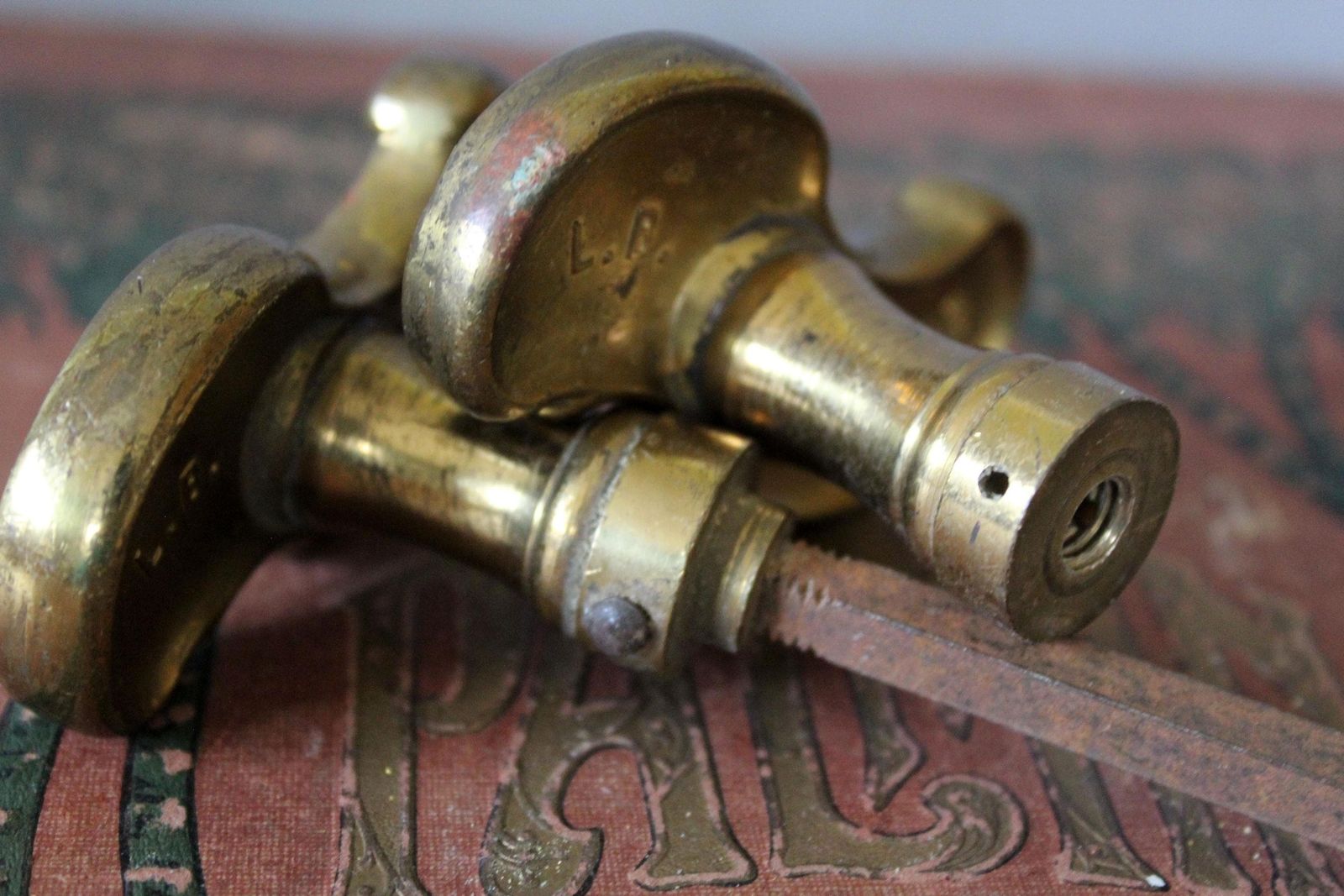 photo for sale Set Van Twee Antieke Franse Regency Gegoten Bronzen Deurgrepen, Restauratiemateriaal, Sierlijk Paar Deurgrepen, Kasteel/Architecturaal, L B Paris