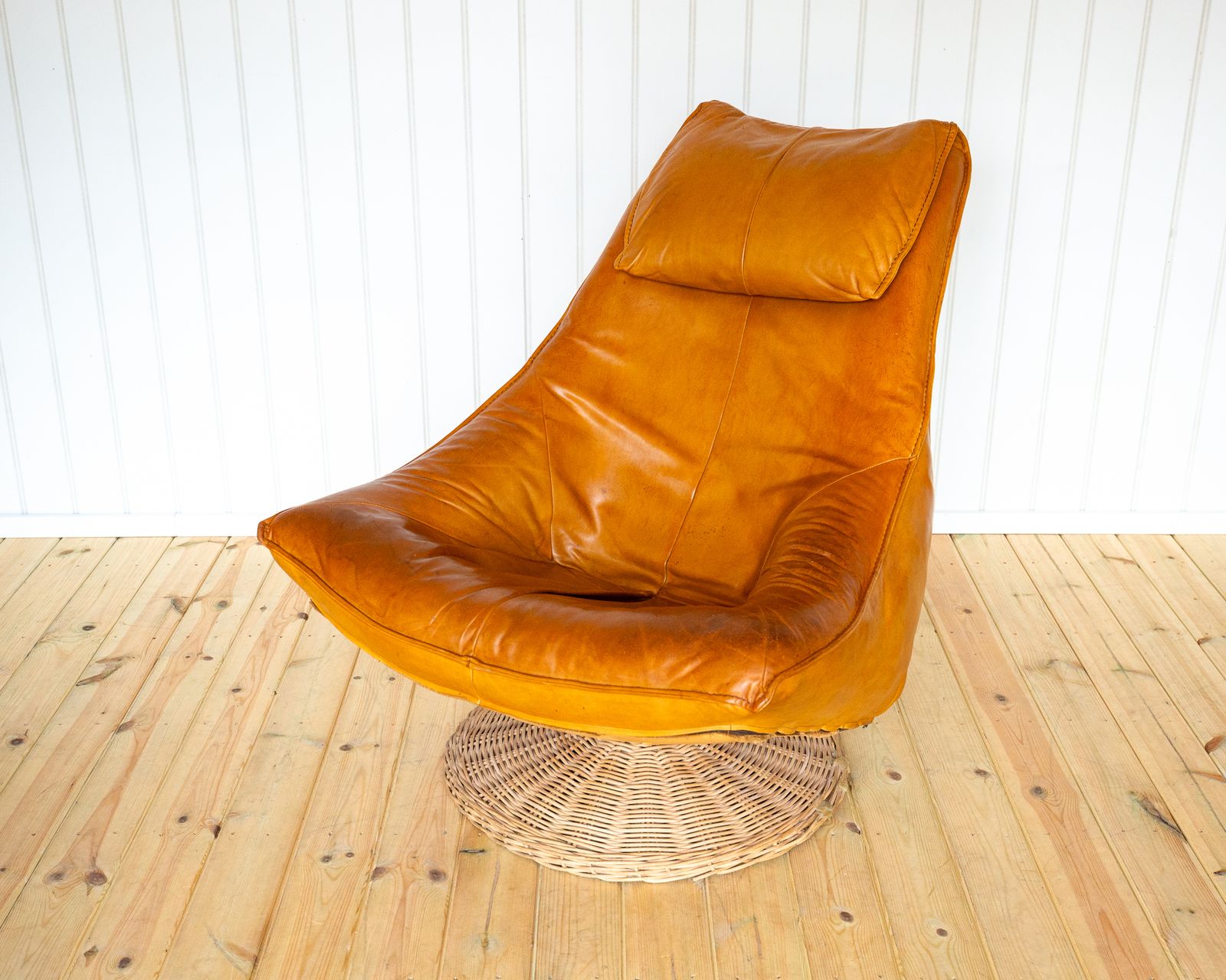 photo furniture Mcm Swivel Lounge Chair Caramel Tan Leather 1970s Delantra By Gerard Van Den Berg For Montis Dutch Modernist Mid Century