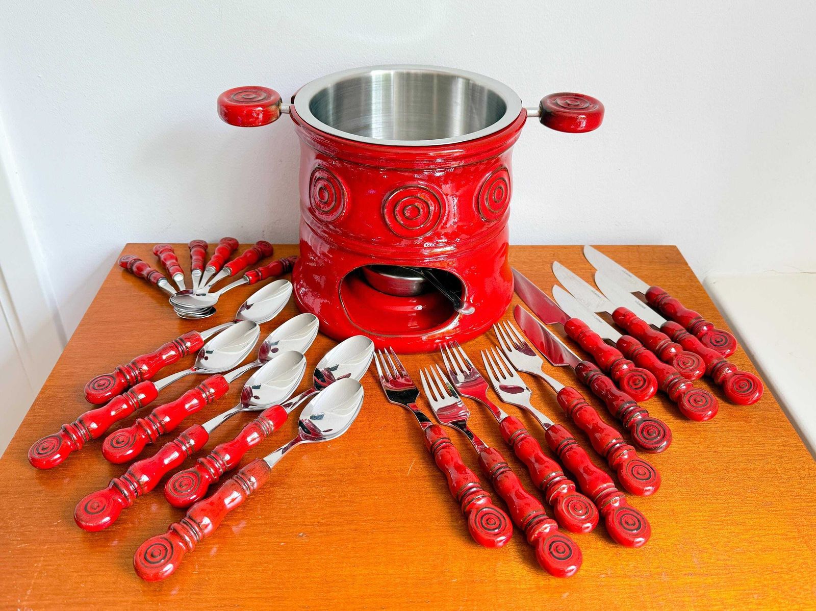 Vintage Wilkens "Tirol" Bestekset En Fonduepan – Rood Keramiek & Roestvrij Staal 18/8 – Made In Germany – Jaren 1970 Mid Century