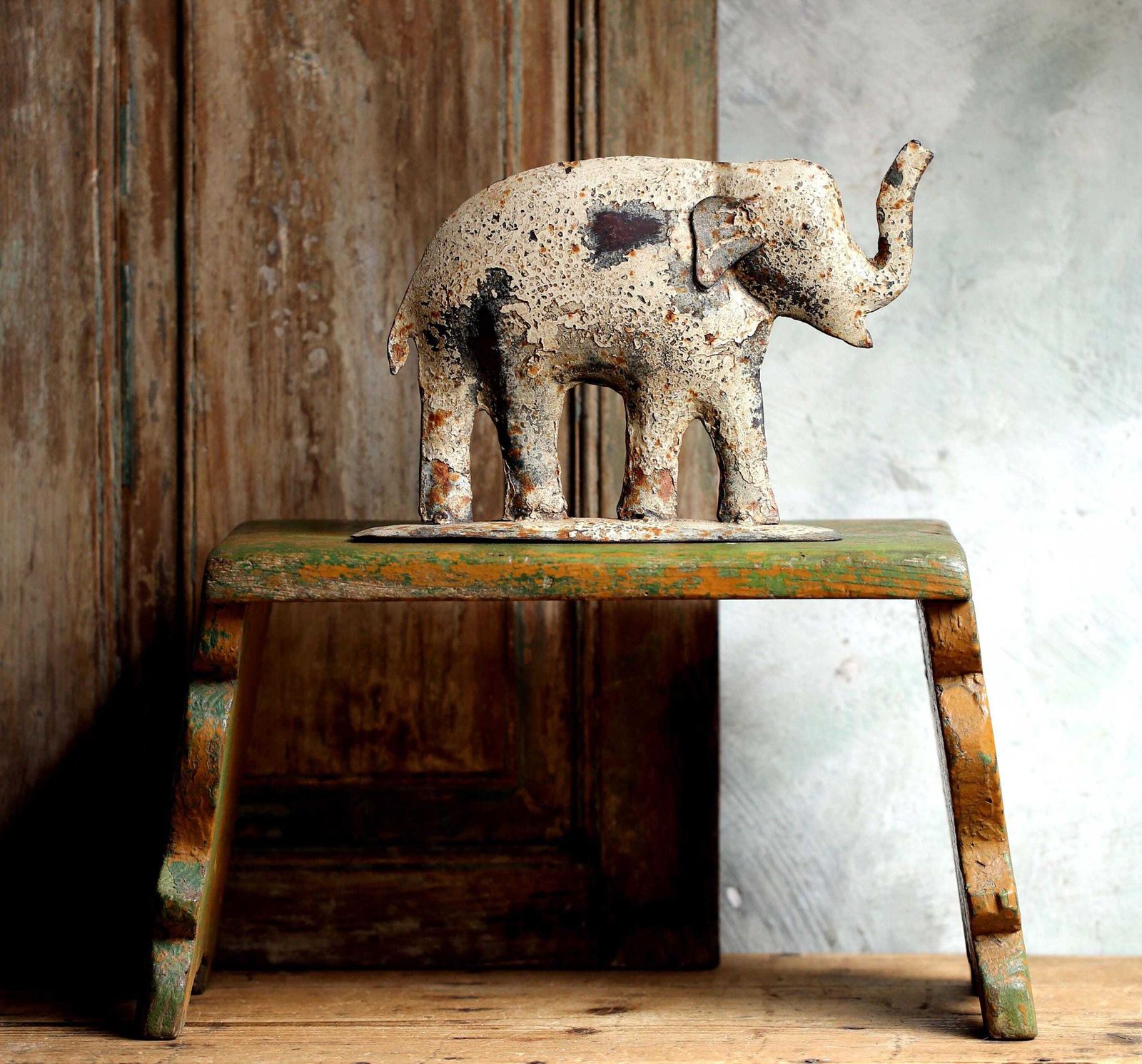photo furniture Distressed Vintage Elephant Statue Rusty Metal Figurine