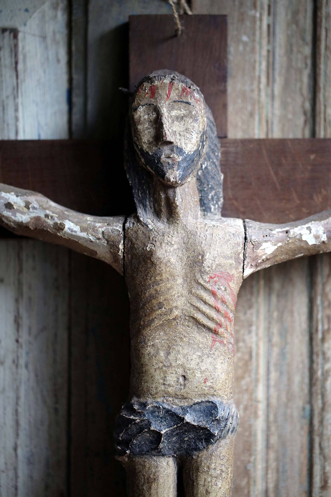 Antique Polychrome Christ Figure Carved Wooden Crucifix Romanesque Style photo vinterior