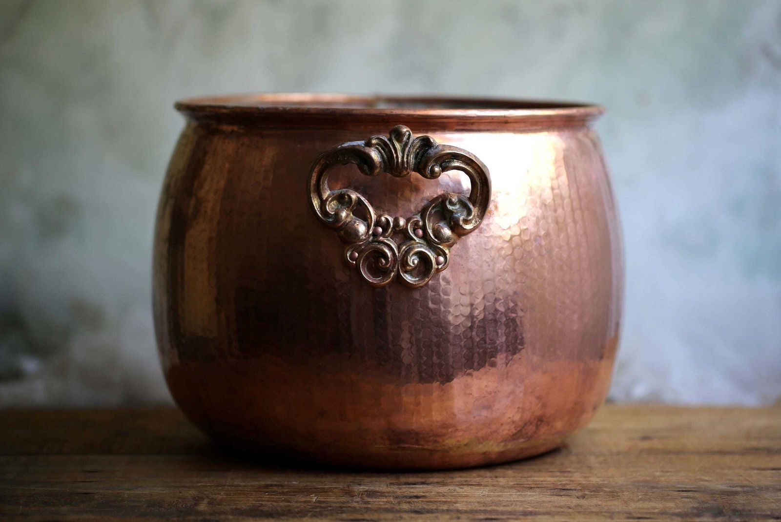 Copper Cauldron Hammered Kettle Copper Planter With Brass Handles Gilde Handwerk photo furniture
