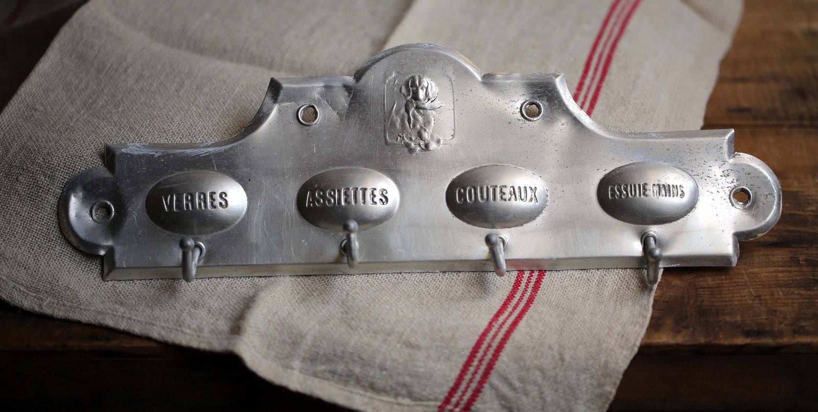 Antique Tea Towel Hooks Metal Sign French T Towel Holder Aluminum Hand Towel Hanger Gun Dog Hunting Scene photo furniture