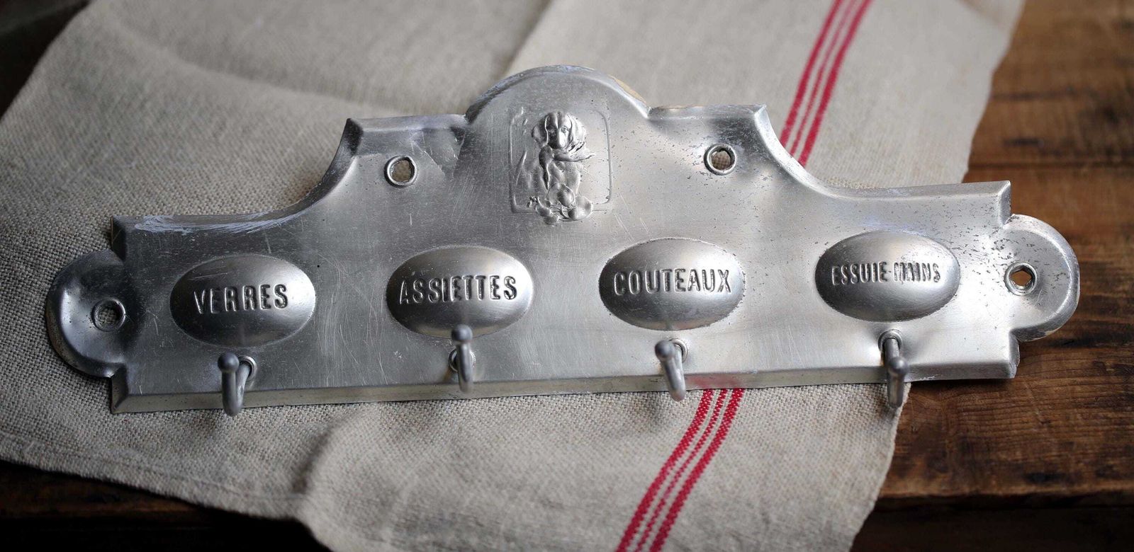 photo furniture Antique Tea Towel Hooks Metal Sign French T Towel Holder Aluminum Hand Towel Hanger Gun Dog Hunting Scene