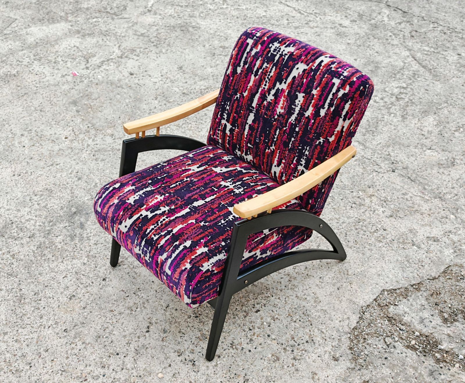photo vinterior Pair Of Mid Century Modern Armchairs "Gazelle" Featuring Uniquely Shaped Lines