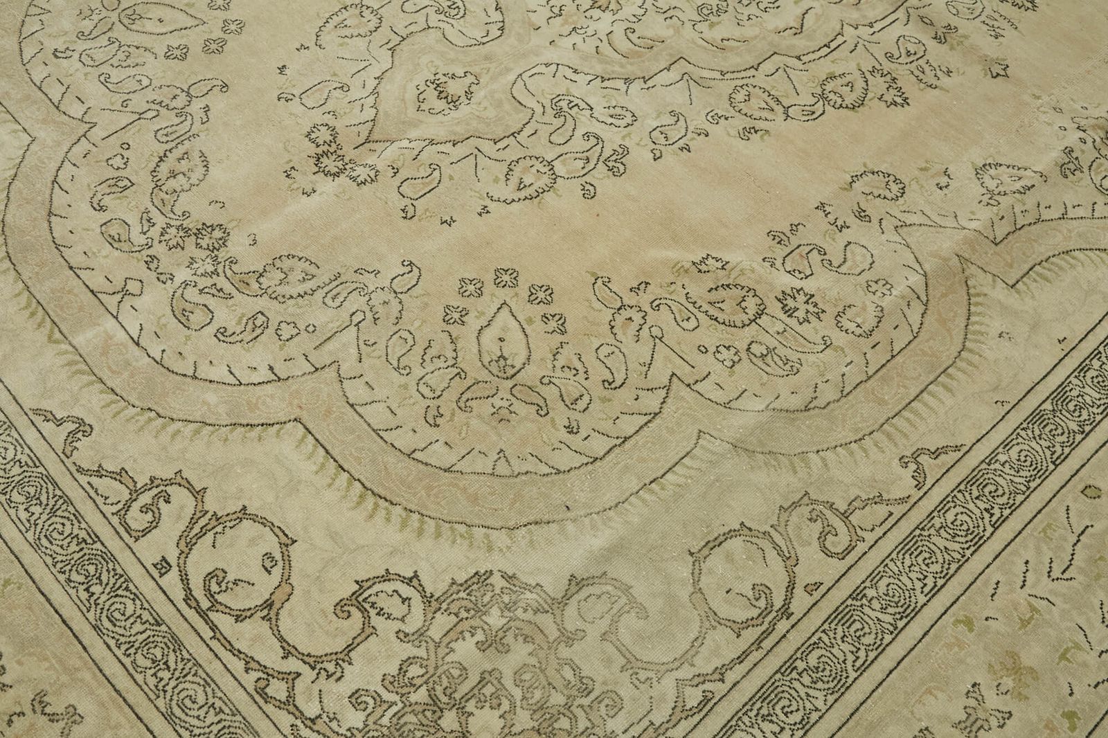 photo furniture Handmade Beige Vintage Large Area Rug 243 Cm X 339 Cm