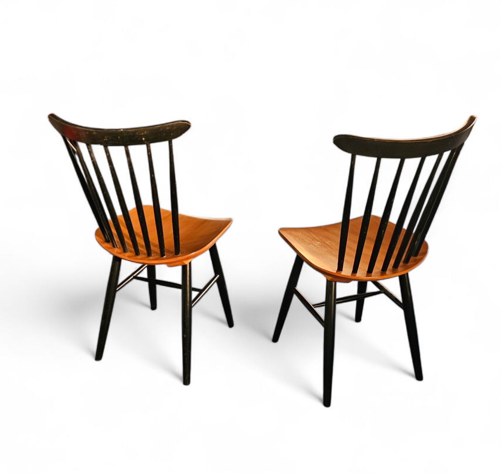 Set Of 2 Spindle Back Dining Chairs / Curved Seating / Teak Wood Seat / 1960s / Pastoe Holland / 1970s photo vintage