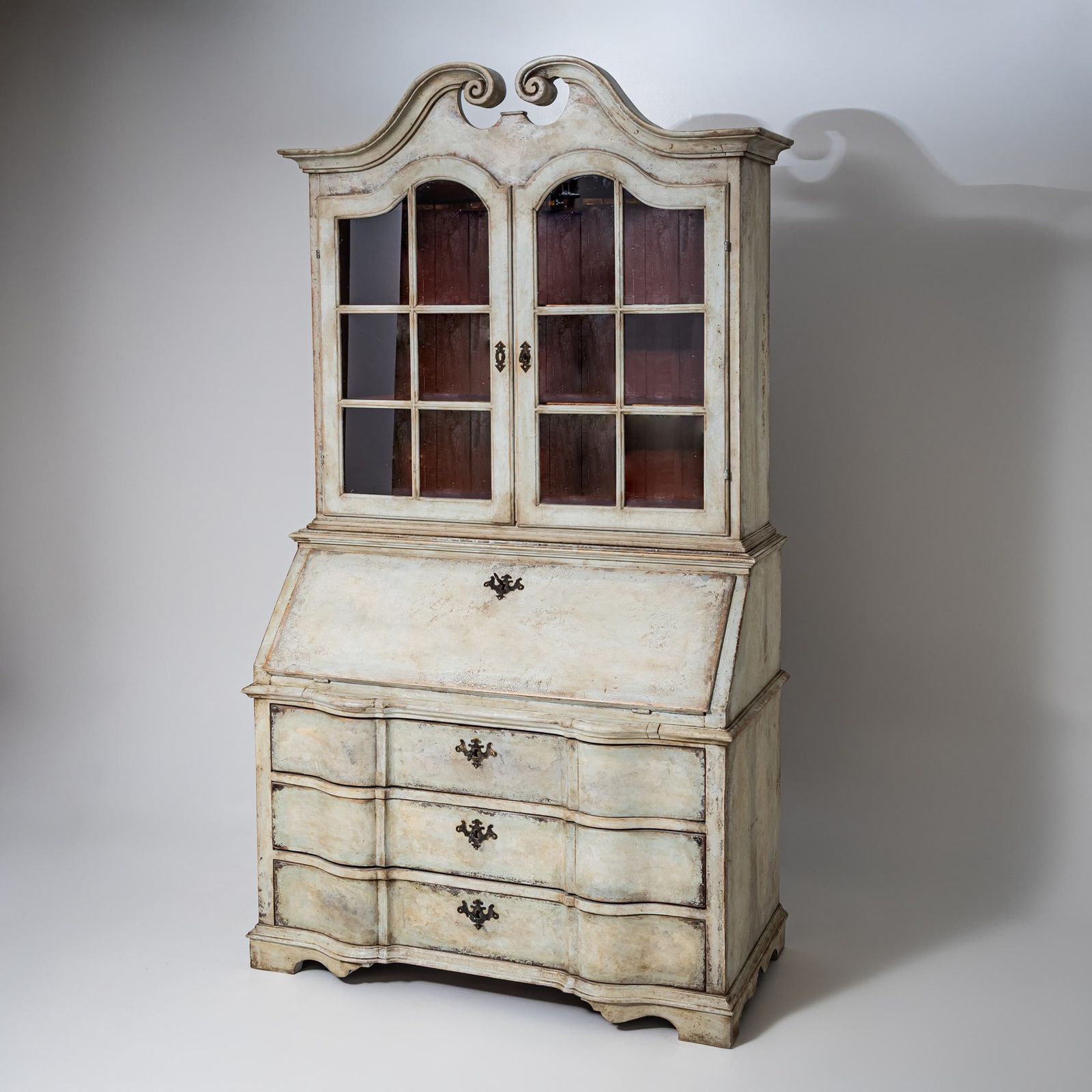 photo furniture Wit Geschilderd Secretaire Met Glazen Bovenkast, 18e Eeuw