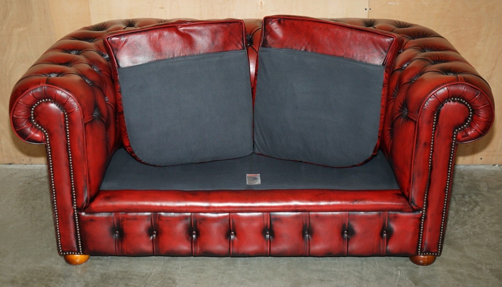 photo vinterior Lovely Vintage Oxblood Bordeaux Leather Chesterfield Club Sofa Part Of Suite