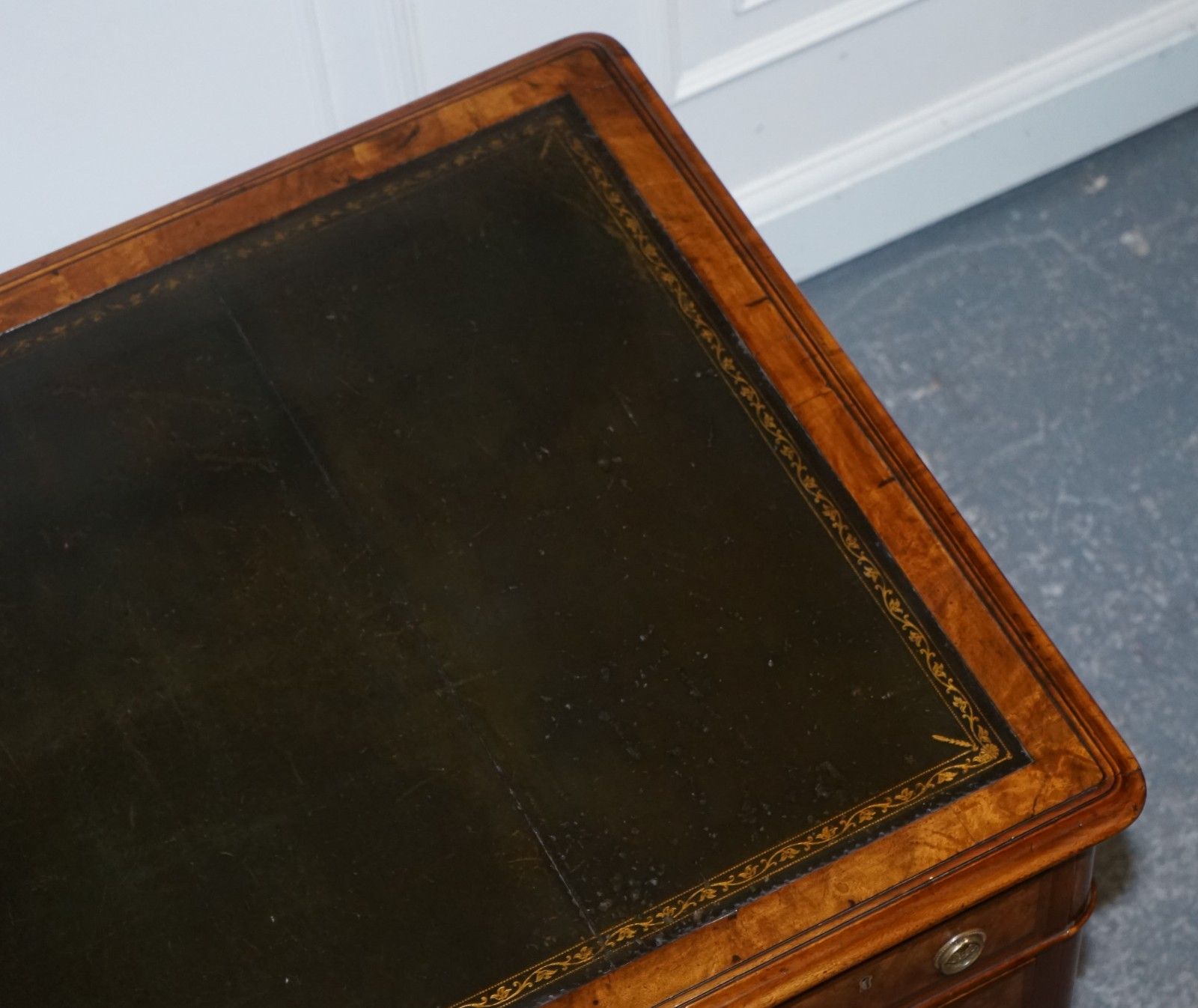 photo vintage Important Royal Druce & Co London 1840's Restored Burr Walnut Twin Pedestal Desk