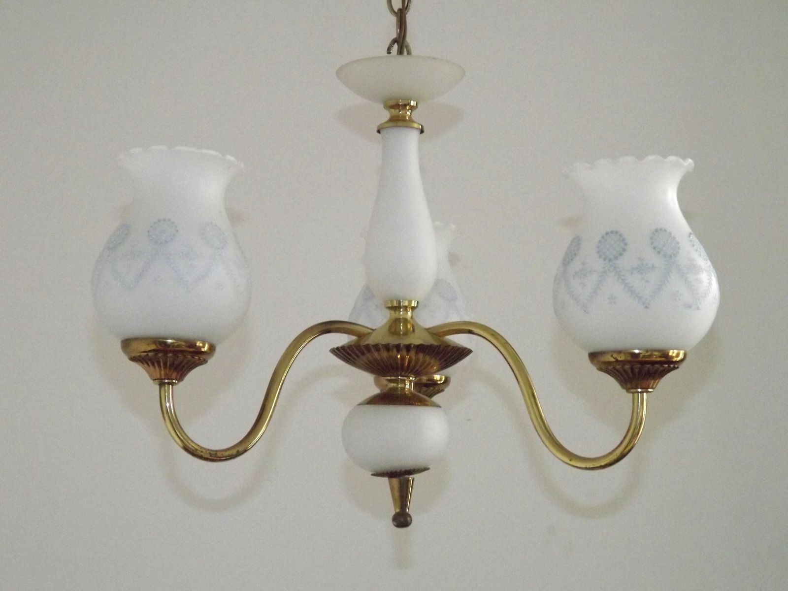 Drielamps Vintage Franse Kroonluchter – Goudkleurig Metaal, Glazen Kolom En Gedecoreerde Kappen Met Blauwe Motieven photo for sale
